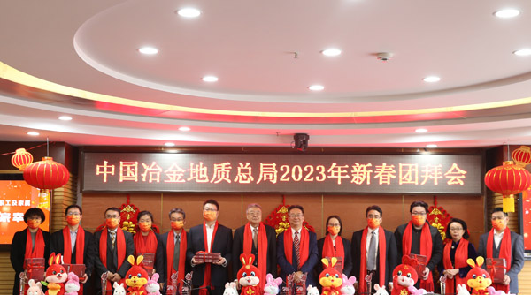 总局领导向总部员工赠书 总局领导向总部员工赠书